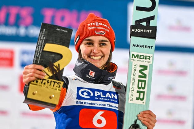 GER, Two Nights Tour in Oberstdorf 01.01.2026, Orlen Arena, Oberstdorf, GER, Two Nights Tour in Oberstdorf, im Bild Siegerehrung Tourwertung, Selina Freitag (GER, 6) freut sich mit Pokal der Zweitplatzierten