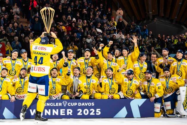 DAVOS, SWITZERLAND - DECEMBER 31: Matej Stransky of Davos as Captain rise the Cup to celebrates victory during the Spengler Cup Davos match between U.S. Collegiate Selects and HC Davos at Zondacrypto-Arena on December 31, 2025 in Davos, Switzerland. Davos Graubunden Switzerland Copyright: xJustPictures.ch JarixPestelaccix jp-en-EuSpIm-JP4_JAR_USCollegiate_Davos_31Dec2025_0574
