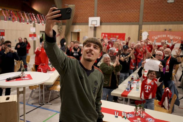 04.01.2026, Fussball, Lennart Karl besucht den FC Bayern München-Fanclub Burgsinn Lennart Karl (FC Bayern München) macht ein Foto mit den Fanclub-Mitgliedern im Hintergrund Burgsinn Sinngrundhalle Bayern Deutschland