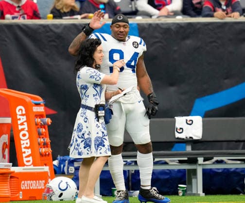 Indianapolis Colts co-owner and CEO Carlie Irsay-Gordon celebrates after a touchdown with Colts defensive end Tyquan Lewis (94) USA, Houston Texans vs Indianapolis Colts, NFL, American Football Herren, USA Week 18, 2025 2026 Season, 04.01.2026 USA, Houston Texans vs Indianapolis Colts, NFL, Week 18, 2025 2026 Season, 04.01.2026 Houston Copyright: xEibner-Pressefoto ScottxColemanx EP_SCN