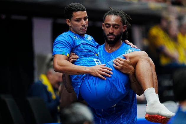 JÖNKÖPING, SVERIGE 20260105 Brasiliens Marcos Antonio da Silva är skadad och bärs ut av Bryan Monte under mandagens träningslandskampen i handboll mellan Sverige och Brasilien i Husqvarna Garden. JÖNKÖPING SVERIGE x9200x Copyright: xBjörnxLarssonxRosvall TTx HANDBOLL SVERIGE-BRASILIEN