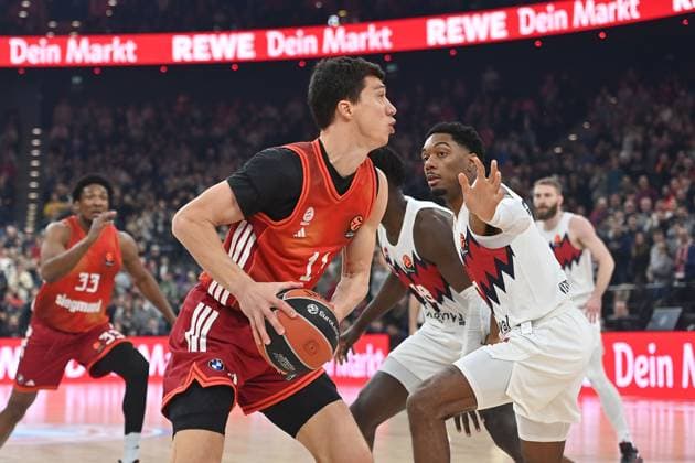 VLADIMIR LUCIC (FCB), Aktion,Zweikampf gegen Mamadi DIAKITE (Kosner). Basketball Euro League,Saison 2025 2026, FC Bayern Muenchen-Kosner Baskonia am 07.01.2026 , S A P G A R D EN