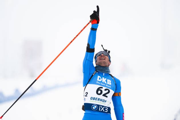 Sport Bilder des Tages Biathlon, BMW IBU Weltcup Oberhof, Sprint 10km Männer, 08.01.2026 Tommaso Giacomel (ITA) gedenkt beim Zieleinlauf seinem verstorbenen Freund Sivert Bakken (NOR) Winterberg Thüringen Deutschland Copyright: xMarcelxHilgerx