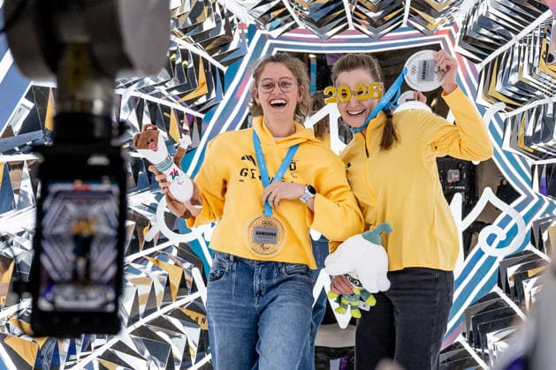 Johanna Holzmann (DOSB-Olympiakader Deutscher Behindertensportverband DBS, Para Ski Alpin, Skiclub Oberstdorf) - rechts - hat Spass in der Videostation GER, DOSB Olympia-Einkleidung Team Deutschland, Mailand Cortina 2026, 09.01.2026. GER, DOSB Olympia-Einkleidung Team Deutschland, Mailand Cortina 2026, 09.01.2026. Muenchen Copyright: xEibner-Pressefoto HeikexFeinerx EP_HFR