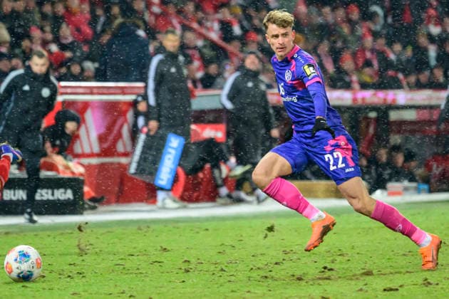 In the picture, from left: Nikolas Veratschnig (1.FSV Mainz 05 22), GER, Berlin, 1. FC Union Berlin vs. 1. FSV Mainz 05, 1. Bundesliga, soccer, DFB, 2025 2026 season, Alte Foersterei, match day 16. DFB DFL REGULATIONS PROHIBIT ANY USE OF PHOTOGRAPHS AS IMAGE SEQUENCES AND OR QUASI-VIDEO, 10.01.2026, Copyright: HMBxMedia UwexKoch