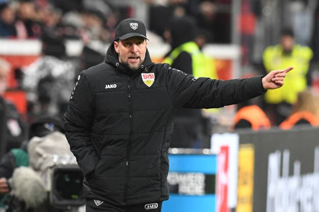 Trainer Sebastian Hoeness ( VFB Stuttgart ) gibt Anweisungen. GER, Bayer 04 Leverkusen vs VFB Stuttgart, Fussball, Bundesliga, 16. Spieltag, Spielzeit 2025 2026, 10.01.2026 DFL REGULATIONS PROHIBIT ANY USE OF PHOTOGRAPHS AS IMAGE SEQUENCES AND OR QUASI-VIDEO GER, Bayer 04 Leverkusen vs VFB Stuttgart, Fussball, Bundesliga, 16. Spieltag, Spielzeit 2025 2026, 10.01.2026 Leverkusen Copyright: xEibner-Pressefoto ThomasxThienelx EP_TTL