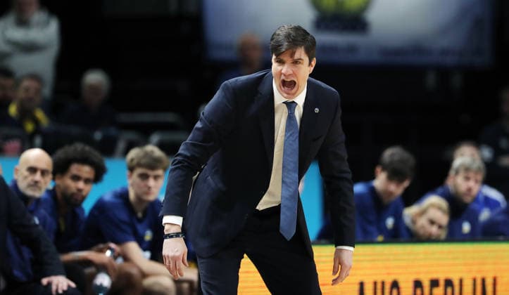 Trainer Pedro Calles gibt Anweisungen Aktion Oberkörper Basketball BBL Bundesliga Herren 15. Spieltag Saison 2025 2026 11.01.2026 ALBA Berlin vs MLP Academics Heidelberg