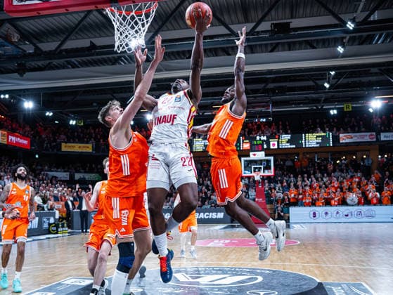 Johnathan Stove (Fitness First Wuerzburg Baskets, 22) im Dunk gegen Tibor Pleiss (RASTA Vechta, 22) und TJ Bamba (RASTA Vechta, 05) RASTA Vechta vs. Fitness First Wuerzburg Baskets, Basketball, easyCredit Basketball Bundesliga, 15. Spieltag, Saison 2025 2026, 11.01.2026 RASTA Vechta vs. Fitness First Wuerzburg Baskets, Basketball, easyCredit Basketball Bundesliga, 15. Spieltag, Saison 2025 2026, 11.01.2026 Vechta Copyright: xEibner-Pressefoto DamianxKruczynx EP_DKI