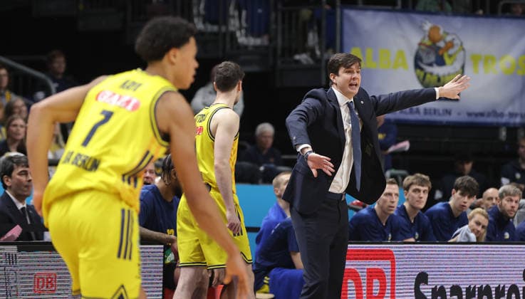 Trainer Pedro Calles gibt Anweisungen Aktion Oberkörper Basketball BBL Bundesliga Herren 15. Spieltag Saison 2025 2026 11.01.2026 ALBA Berlin vs MLP Academics Heidelberg