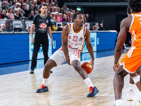 Johnathan Stove (Fitness First Wuerzburg Baskets, 22) im Dribbling RASTA Vechta vs. Fitness First Wuerzburg Baskets, Basketball, easyCredit Basketball Bundesliga, 15. Spieltag, Saison 2025 2026, 11.01.2026 RASTA Vechta vs. Fitness First Wuerzburg Baskets, Basketball, easyCredit Basketball Bundesliga, 15. Spieltag, Saison 2025 2026, 11.01.2026 Vechta Copyright: xEibner-Pressefoto DamianxKruczynx EP_DKI