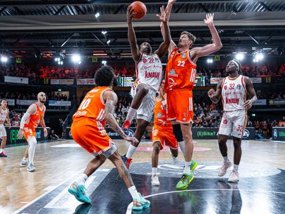 Johnathan Stove (Fitness First Wuerzburg Baskets, 22) im Dunk gegen Tibor Pleiss (RASTA Vechta, 22) RASTA Vechta vs. Fitness First Wuerzburg Baskets, Basketball, easyCredit Basketball Bundesliga, 15. Spieltag, Saison 2025 2026, 11.01.2026 Vechta Copyright: xEibner-Pressefoto DamianxKruczynx EP_DKI
