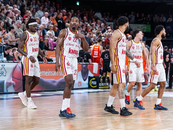 Johnathan Stove (Fitness First Wuerzburg Baskets, 22) schaut waehrend des Timeout auf die Punktzahl RASTA Vechta vs. Fitness First Wuerzburg Baskets, Basketball, easyCredit Basketball Bundesliga, 15. Spieltag, Saison 2025 2026, 11.01.2026 RASTA Vechta vs. Fitness First Wuerzburg Baskets, Basketball, easyCredit Basketball Bundesliga, 15. Spieltag, Saison 2025 2026, 11.01.2026 Vechta Copyright: xEibner-Pressefoto DamianxKruczynx EP_DKI
