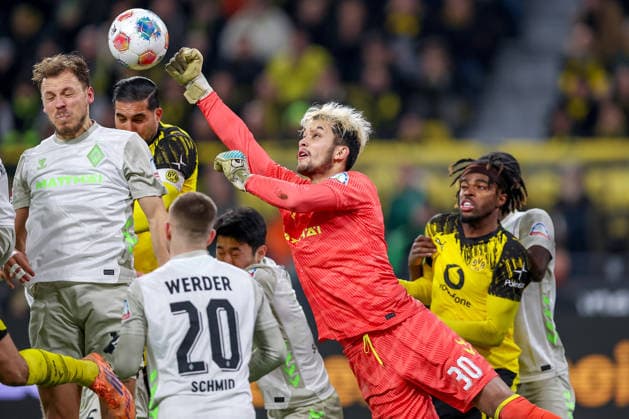 13.01.2026, Fußball, Borussia Dortmund - SV Werder Bremen,, 1. Fußball Bundesliga, 17. Spieltag, Signal Iduna Park, Saison 2025 2026: Torwart Mio Backhaus (SV Werder Bremen 30) verteidigt Eckball im Strafraum gegen Ramy Bensebaini (BVB 05) DFB regulations prohibit any use of photographs as image sequences and or quasi-video. Nordrhein-Westfalen Deutschland