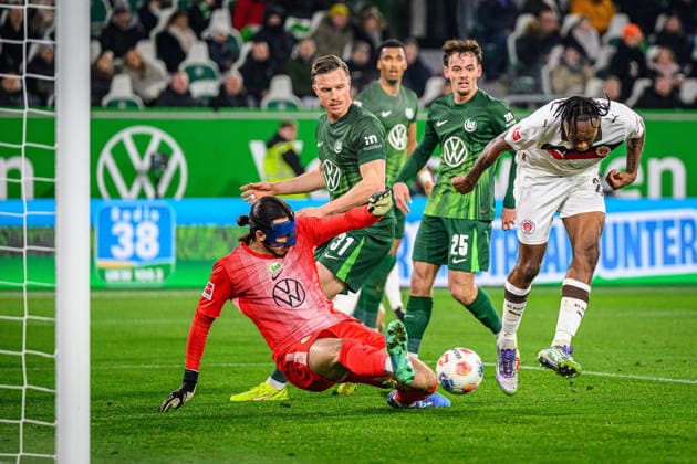 Sport Bilder des Tages Fußball I Herren I Saison 2025-2026 I Bundesliga I 17. Spieltag I VfL Wolfsburg - FC St. Pauli I 14.01.2026 Kamil Grabara (1, VfL Wolfsburg). Ricky-Jade Jones (26, FC St. Pauli) Hamburg Volkswagen Arena Niedersachsen Deutschland Copyright: xLobecax xHenningxRohlfsx