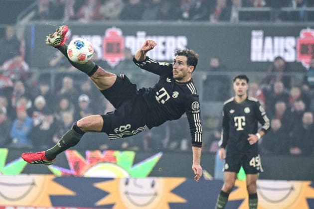 Sport Bilder des Tages 14.01.2026, Fussball 1. Bundesliga 2025 2026, 17. Spieltag, 1.FC Köln - FC Bayern München, im Rhein-Energie-Stadion Köln. Fallrückzieher Leon Goretzka (FC Bayern München)