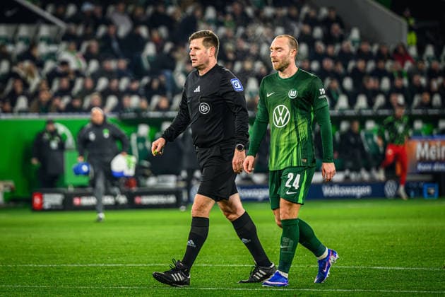 Fußball I Herren I Saison 2025-2026 I Bundesliga I 17. Spieltag I VfL Wolfsburg - FC St. Pauli I 14.01.2026 Frank Willenborg (Schiedsrichter), Christian Eriksen (24, VfL Wolfsburg) Hamburg Volkswagen Arena Niedersachsen Deutschland Copyright: xLobecax xHenningxRohlfsx