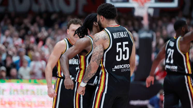 Im Bild: v.li. Marcus Carr(Wuerzburg Baskets, 5) und David Muenkat (Wuerzburg Baskets, 55) 14.01.2026, Fitness First Wuerzburg Baskets vs. Patrioti Levice, Basketball Champions League, Play-Ins, Spiel 3, Deutschland, 97072, tectake-Arena Wuerzburg, Copyright: HMBxMedia xJulienxBecker