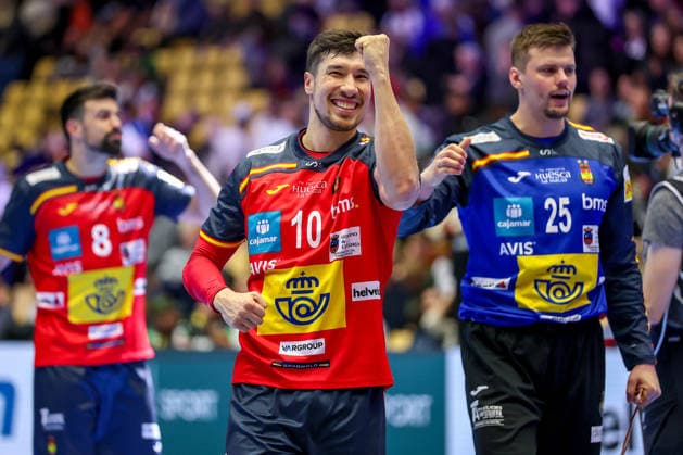15.01.2026, Handball, Men s EHF EURO 2026, Spanien - Serbien, Jyske Bank Boxen in Herning, Dänemark, Preliminary Round: Abschlussjubel nach dem Sieg der Spanier gegen Serbien - Alex Dujshebaev Dovichebaeva (Espania 10) jubelnd neben Sergey Hernandez Ferrer (Espania 25) Dänemark