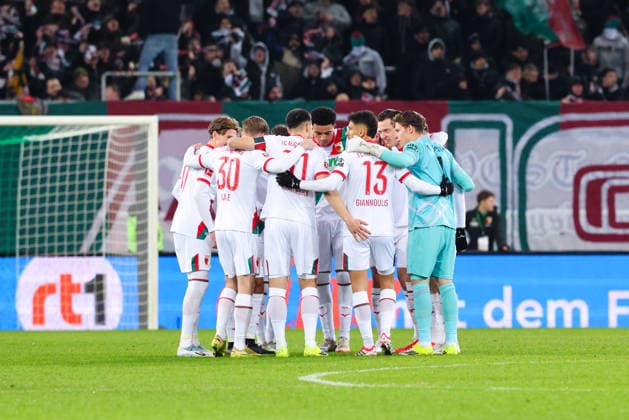 Team (FC Augsburg), Spielerkreis beim Spiel zwischen FC Augsburg v 1.FC Union Berlin, Fußball, Herren, Bundesliga, 2025 2026, 17.Spieltag am 15.01.2026 in Augsburg, WWK-Arena. DFL and DFB regulations prohibit any use of photographs as image sequences and or quasi-video. Bayern Deutschland