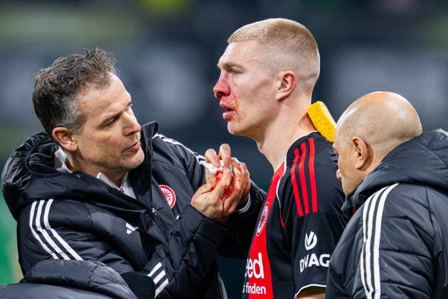 16.01.2026 - Fußball, 2025 2026, 1. Bundesliga, 18. Spieltag, SV Werder Bremen - Eintracht Frankfurt: Rasmus Kristensen (Frankfurt) verletzt, Verletzung, blutet, Behandlung, Blut, Blutung DFL REGULATIONS PROHIBIT ANY USE OF PHOTOGRAPHS AS IMAGE SEQUENCES AND OR QUASI-VIDEO.