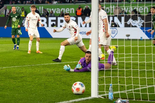 Deutschland, Fussball, 1. Bundesliga, VfL Wolfsburg - 1. FC Heidenheim am 17.01. in Wolfsburg (Volkswagen-Arena): Schuss Christian Eriksen (VfL Wolfsburg 24) Parade Diant Ramaj (1. FC Heidenheim 41) Copyright: xSvenxHeidmannx