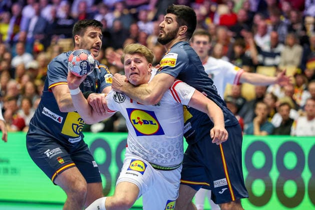 17.01.2026, Handball, Men s EHF EURO 2026, Österreich - Spanien, Jyske Bank Boxen in Herning, Dänemark, Preliminary Round: Zweikampf Lukas Hutecek (Austria 72) wird von Abel Serdio Guntin (Espania 20) Imanol Garciandia Alustiza (Espania 18) am Kreis fest gemacht Dänemark