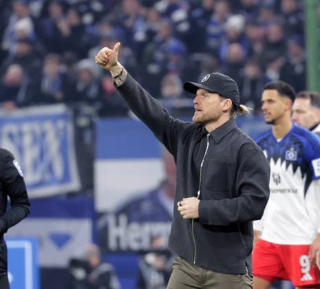 Trainer Eugen Polanski (Borussia Moenchengladbach) Fussball, Herren, Saison 2025 2026,1.Liga, Volksparkstadion, Hamburger SV gegen Borussia Moenchengladbach, 0-0 DFL REGULATIONS PROHIBIT ANY USE OF PHOTOGRAPHS AS IMAGE SEQUENCES AND OR QUASI-VIDEO.