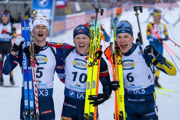 Die drei auf dem Stockerl, v.l. Eric Perrot (FRA), Johannes Dale-Skjevdal (NOR) und Martin Ponsiluoma (SWE). xettx, Deutschland, Ruhpolding, 18.01.2026, Biathlon, IBU World Cup: Ruhpolding, 2025 2026, Men 12.5km Verfolgung, Chiemgau Arena