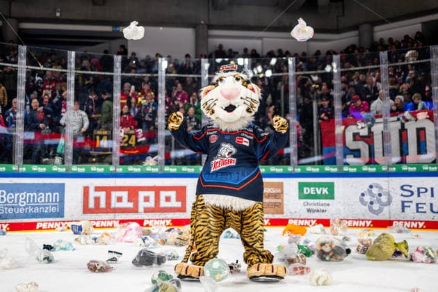 18.01.2026 - Eishockey - Saison 2025 2026 - Penny DEL - Nürnberg Ice Tigers Icetigers - Red Bull München - ThHa - xthxhax - Jubel, Freude Pucki (Maskottchen, Nürnberg Ice Tigers, NIT ), Teddybären Toss, Plüschtier Wurf