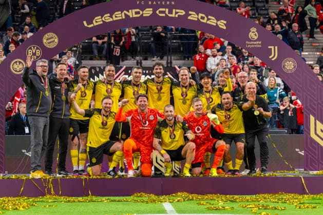 18.01.2026, Fussball, der FC Bayern München Legends-CUP, im SAP-Garden München. Siegerehrung nach dem Turnier. Siegermannschaft Borussia Dortmund mit Mannschaftskapitän Torwart Roman Weidenfeller beim Siegerfoto.