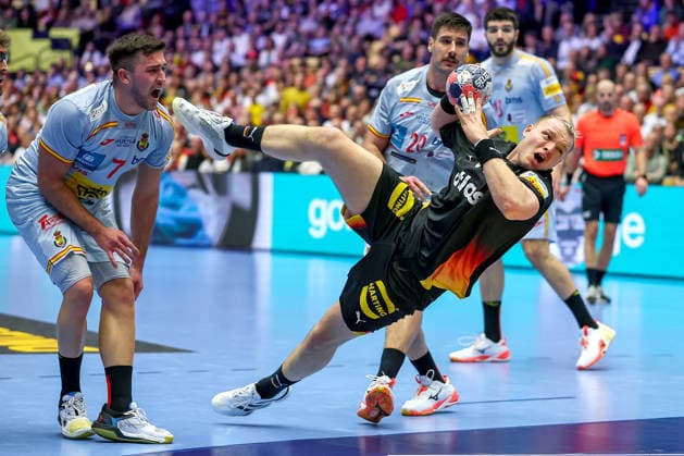 19.01.2026, Handball, Men s EHF EURO 2026, Deutschland - Spanien, Jyske Bank Boxen in Herning, Dänemark, Preliminary Round: Justus Fischer (Germany 54) wirft vorbei an Jan Gurri Aregay (Espania 07) auf das Tor Dänemark
