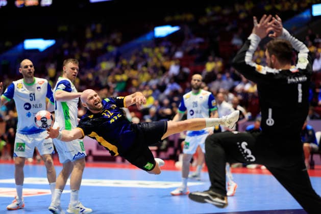Sweden s Oscar Bergendahl scores a goal against Slovenia s goalkeeper Joze Baznik during the European Handball Championship intermediate round match between Slovenia and Sweden at Malmö Arena, Malmö, Sweden, January 26, 2026. MALMÖ SWEDEN x10600x