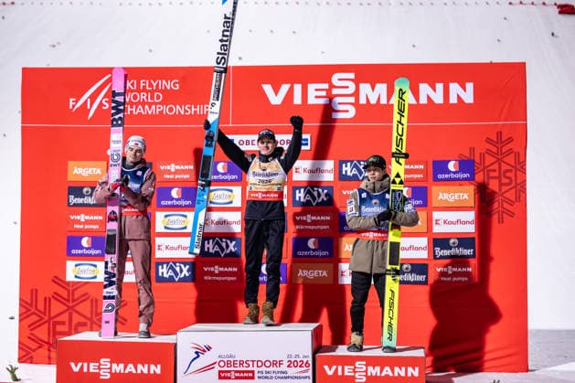 OBERSTDORF, DEUTSCHLAND: FIS Skiflug Weltmeisterschaft 2026: Wertungsdurchgang HS 235 am 24.01.2026 auf der Heini-Klopfer-Skiflugschanze in Oberstdorf. Siegerpräsentation: v.l. Marius Lindvik aus Norwegen (2. Platz), Domen Prevc aus Slowenien (1. Platz), Ren Nikaido aus Japan (3. Platz) im Auslauf.