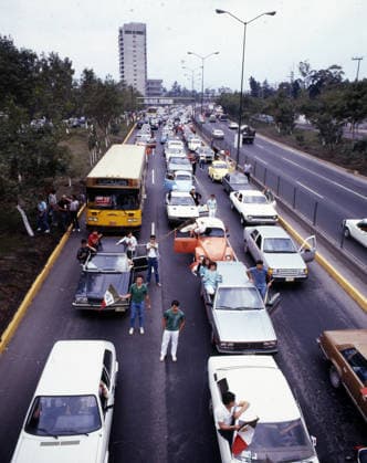 03.06.86 Belgien - Mexiko Mexiko, Mexiko-Stadt, 03.06.1986, Fussball, FIFA WM 1986 in Mexiko, Belgien - Mexiko (1:2): Verkehr Stau Autos in Mexiko-City.