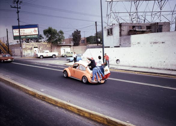 03.06.86 Belgien - Mexiko Mexiko, Mexiko-Stadt, 03.06.1986, Fussball, FIFA WM 1986 in Mexiko, Belgien - Mexiko (1:2): VW Käfer mit Fans Auto Strasse Verkehr.
