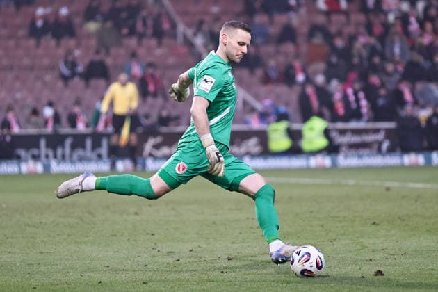 24.01.2026, Fussball, Herren, Dritte Liga, 21. Spieltag 3. Liga Saison 2025-2026: FC Energie Cottbus - FC Schweinfurt 05 Torhüter Marius Funk (FC Energie Cottbus, 33) beim Abschlag, Einzelfoto Cottbus LEAG Energie Stadion Brandenburg Deutschland