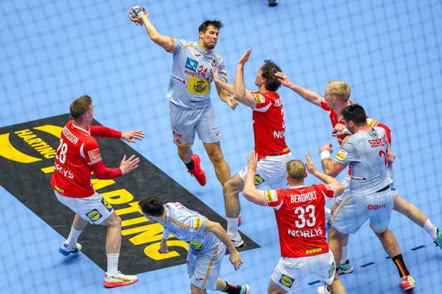 24.01.2026, Handball, Men s EHF EURO 2026, Dänemark -Spanien, Jyske Bank Boxen in Herning, Dänemark, Main Round: Daniel Dujshebaev Dovichebaeva (Espania 24) im Zweikampf gegen Lasse Bredekjaer Andersson (Denmark 28) Niclas Vest Kirkelokke (Denmark 03) Emil Siersbaek Bergholt (Denmark 33) Dänemark