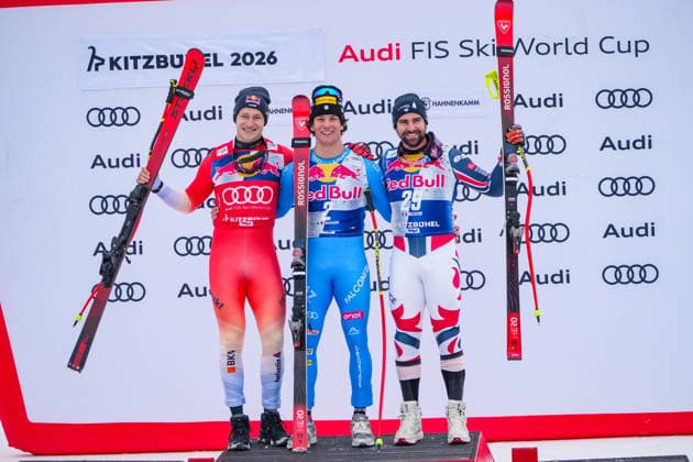 Alpiner Skisport Ski Alpin, FIS SKI ALPIN, Alpine Skiing, Skiweltcup Herren 2025 2026, Abfahrt Hahnenkammrennen Streif FIS-Weltcuprennen Kitzbühel (Tirol), Österreich: Siegerehrung mit MUZATON Maxence (Rossignol, Frankreich), ODERMATT Marco (Stoeckli, Schweiz) und FRANZONI Giovanni (Rossignol, Italien) Copyright: xLukasxBierederx