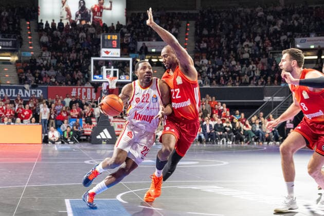 Jonathan Stove 22 (Fitness First Wuerzburg Baskets) im Zweikampf mit Isiaha Mike 22 (FC Bayern Basketball), FC Bayern Basketball vs. Fitness First Wuerzburg Baskets, BBL, Hauptrunde, 25.01.2026 Muenchen Bayern Deutschland