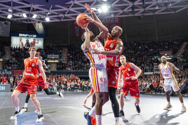Jonathan Stove 22 (Fitness First Wuerzburg Baskets) im Zweikampf mit Niels Giffey 5 (FC Bayern Basketball), FC Bayern Basketball vs. Fitness First Wuerzburg Baskets, BBL, Hauptrunde, 25.01.2026 Muenchen Bayern Deutschland