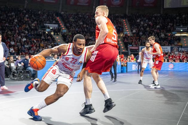 Jonathan Stove 22 (Fitness First Wuerzburg Baskets) im Zweikampf mit Niels Giffey 5 (FC Bayern Basketball), FC Bayern Basketball vs. Fitness First Wuerzburg Baskets, BBL, Hauptrunde, 25.01.2026 Muenchen Bayern Deutschland