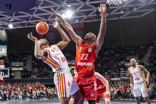 Jonathan Stove 22 (Fitness First Wuerzburg Baskets) im Zweikampf mit Niels Giffey 5 (FC Bayern Basketball), FC Bayern Basketball vs. Fitness First Wuerzburg Baskets, BBL, Hauptrunde, 25.01.2026 Muenchen Bayern Deutschland