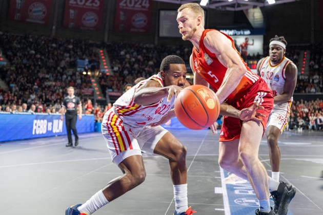 Jonathan Stove 22 (Fitness First Wuerzburg Baskets) im Zweikampf mit Niels Giffey 5 (FC Bayern Basketball), FC Bayern Basketball vs. Fitness First Wuerzburg Baskets, BBL, Hauptrunde, 25.01.2026 Muenchen Bayern Deutschland
