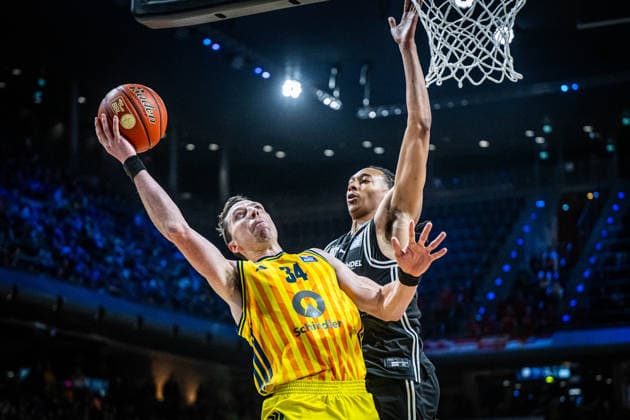 Basketball Berlin 25.01.2026 Saison 2025 2026 EasyCredit BBL 1. Bundesliga Männer, Herren Alba Berlin - BMA365 Bamberg Baskets Justin Bean (Alba Berlin, No.34) Austin Crowley (Bamberg, No.55)