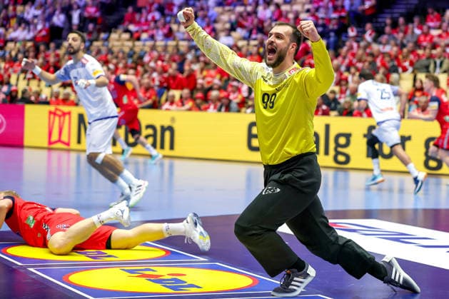 26.01.2026, Handball, Men s EHF EURO 2026, Norwegen - Portugal, Jyske Bank Boxen in Herning, Dänemark, Main Round: Diogo Pires Andrade Heliodoro Valerio (Portugal 99) jubelnd nach der Parade Dänemark