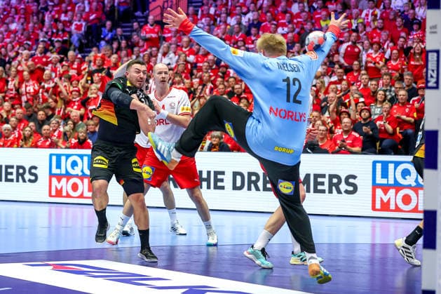 26.01.2026, Handball, Men s EHF EURO 2026, Deutschland - Dänemark, Jyske Bank Boxen in Herning, Dänemark, Main Round: Emil Nielsen (Denmark 12) pariert den Wurf von Jannik Kohlbacher (Germany 80) Dänemark