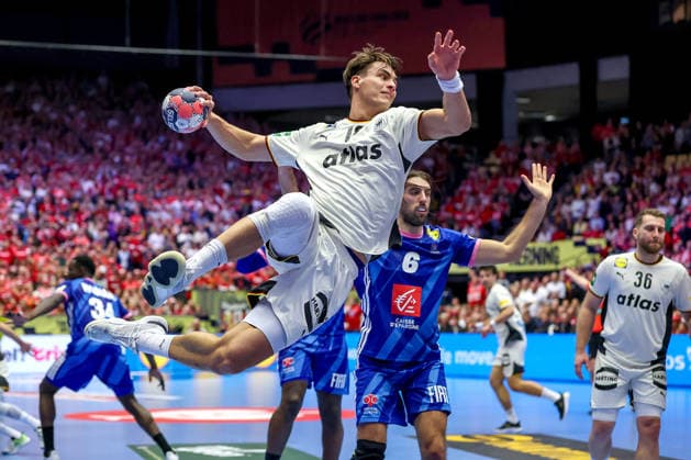 28.01.2026, Handball, Men s EHF EURO 2026, Deutschland - Frankreich, Jyske Bank Boxen in Herning, Dänemark, Main Round: Julian Köster (Germany 18) wirft den Ball auf das Tor Dänemark