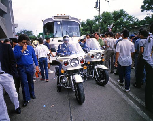 28.06.86 Frankreich - Belgien Mexiko, Puebla, 28.06.1986, Fussball, FIFA WM 1986 in Mexiko, Spiel um Platz 3, Frankreich - Belgien (4:2 n.V.): Polizei auf Motorrädern begleitet einen Mannschaftsbus.