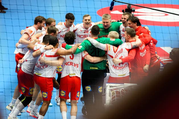 Herning: Handball EM 2026 - Halbfinale - Daenemark - Island die Mannschaft von Dänemark Schlussjubel Schlußjubel Emotion Freude Herning Jyske Bank Boxen Daenemark
