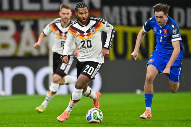 Leipzig, Red Bull Arena, 17.11.25, GER, Herren, Qualifikation WM 2026, Deutschland - Slowakei Bild: v.li. im Zweikampf Serge GNABRY (Deutschland) und Leo SAUER (Slowakei) UEFA regulations prohibit any use of photographs as image sequences and or quasi-video. Sachsen Deutschland